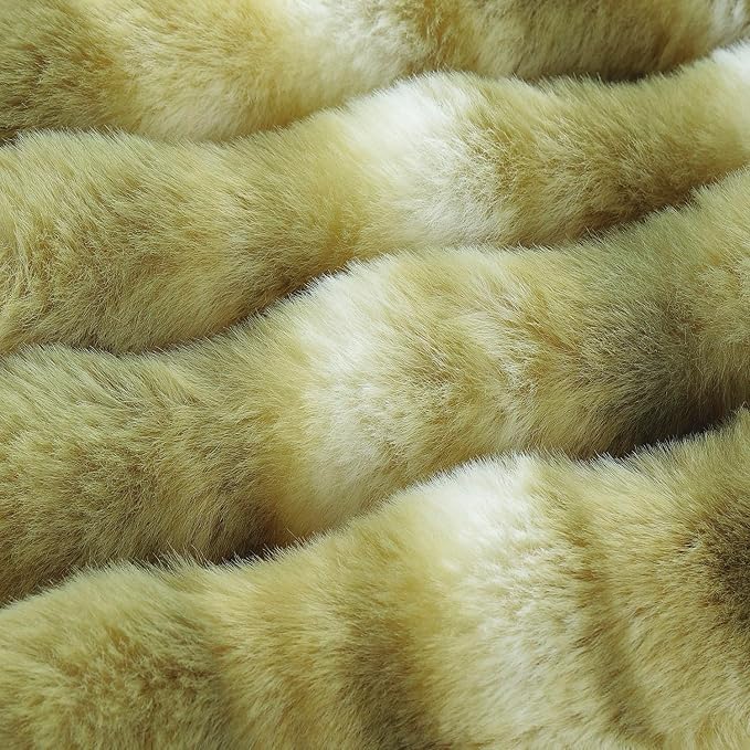 MADIZZ Pack of 2 Thick Plush Faux Wool Throw Pillow Covers Soft Boho Throw Pillows Luxurious Cushion Covers for Couch Sofa Bedroom Living Room Home Decor 20x20 Inch Green