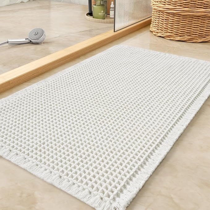 tchdio Waffle Bath Mat Rug, Super Absorbent Non Slip Bath Mats for Bathroom Mat Ultra Soft Bathmat Machine Washable Bath Rugs with Tassels, Bath Rugs for Bathroom Floor Beside Tub, 17" x 24", White